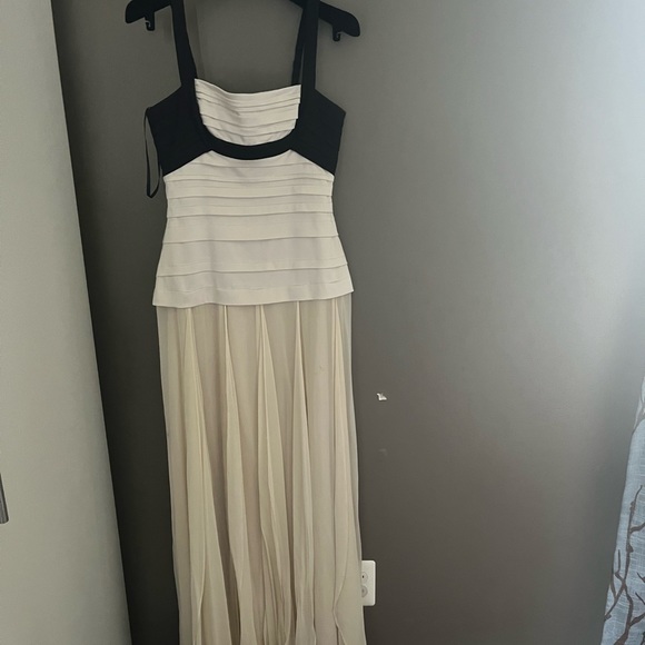 BCBGMAXAZRIA Black and White Pleated Gown size 4 - Picture 3 of 4